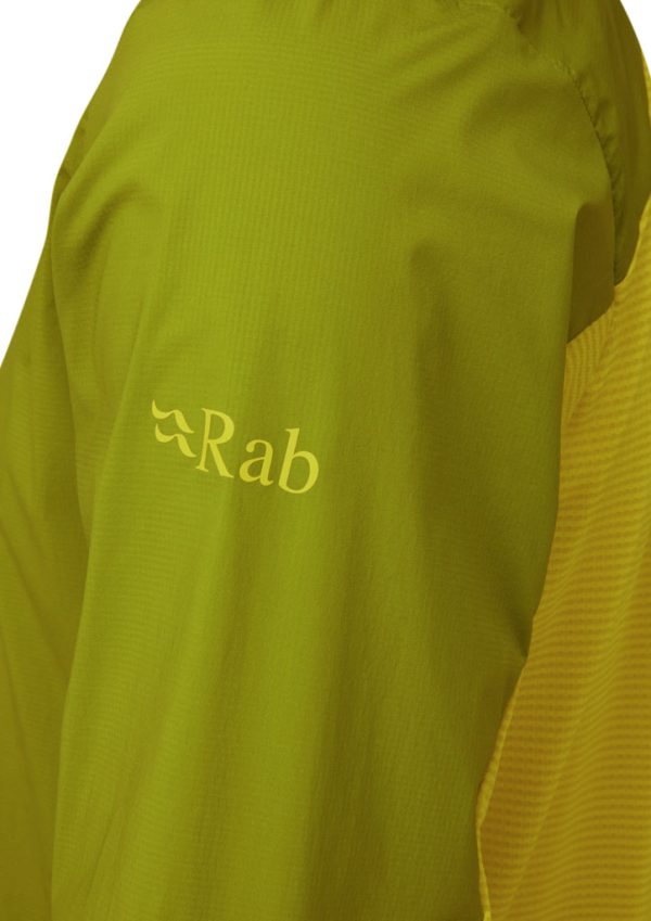 Rab Windveil Jacket je trailrunningová bunda určená pro intenzivní horský běh a speciálně uzpůsobená pro použití s běžeckou vestou.