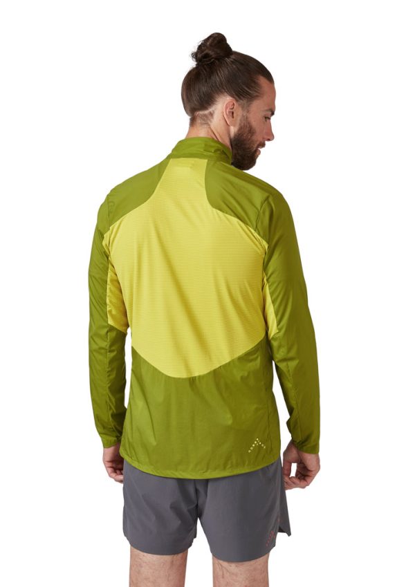 Rab Windveil Jacket je trailrunningová bunda určená pro intenzivní horský běh a speciálně uzpůsobená pro použití s běžeckou vestou.