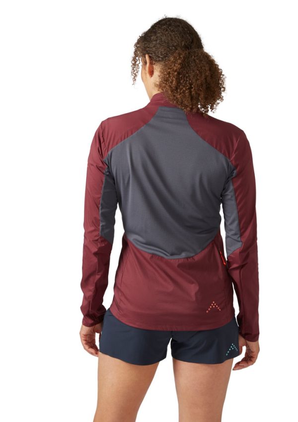 Rab Windveil Jacket je trailrunningová bunda určená pro intenzivní horský běh a speciálně uzpůsobená pro použití s běžeckou vestou.