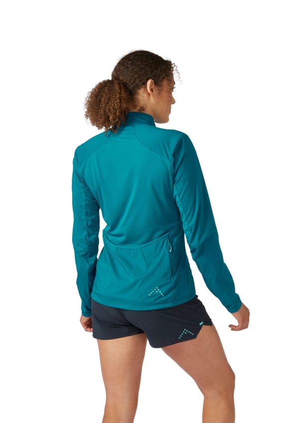 Rab Windveil Jacket je trailrunningová bunda určená pro intenzivní horský běh a speciálně uzpůsobená pro použití s běžeckou vestou.
