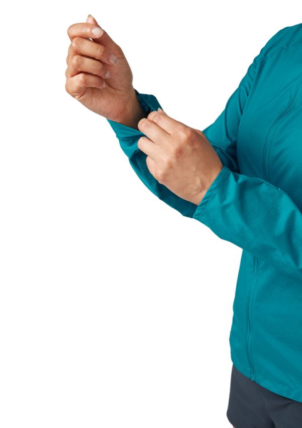 Rab Windveil Jacket je trailrunningová bunda určená pro intenzivní horský běh a speciálně uzpůsobená pro použití s běžeckou vestou.