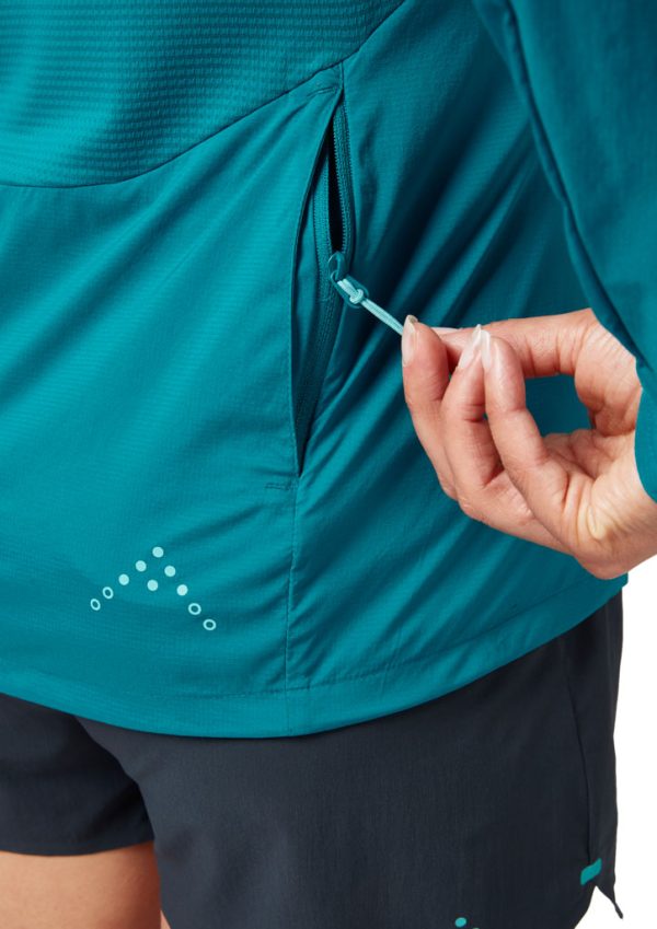 Rab Windveil Jacket je trailrunningová bunda určená pro intenzivní horský běh a speciálně uzpůsobená pro použití s běžeckou vestou.