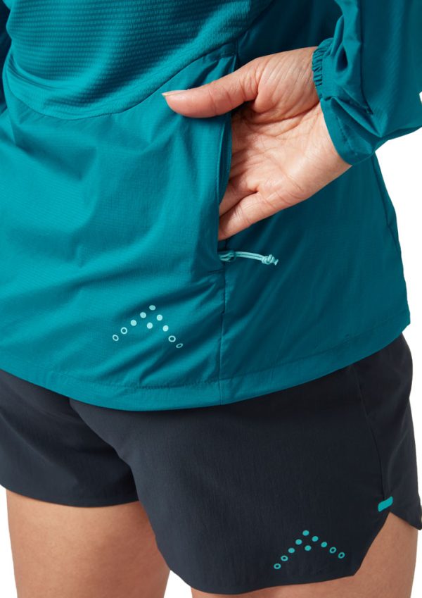 Rab Windveil Jacket je trailrunningová bunda určená pro intenzivní horský běh a speciálně uzpůsobená pro použití s běžeckou vestou.