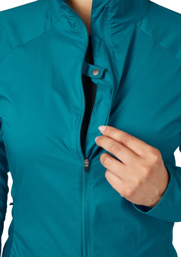 Rab Windveil Jacket je trailrunningová bunda určená pro intenzivní horský běh a speciálně uzpůsobená pro použití s běžeckou vestou.