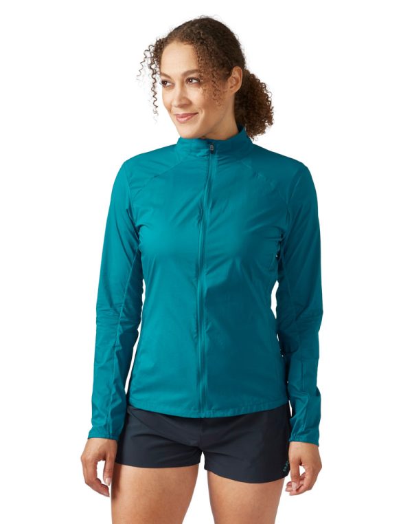 Rab Windveil Jacket je trailrunningová bunda určená pro intenzivní horský běh a speciálně uzpůsobená pro použití s běžeckou vestou.
