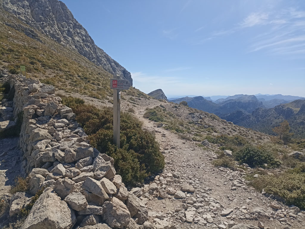 Stoupání na Coll des Prat na dálkové trase GR221 na španělské Mallorce