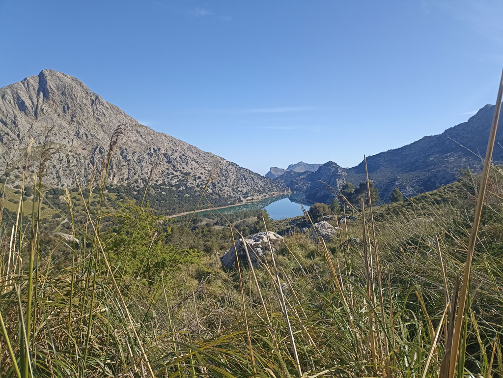 Jezero Cúber na dálkové trase GR 221 na španěské Mallorce