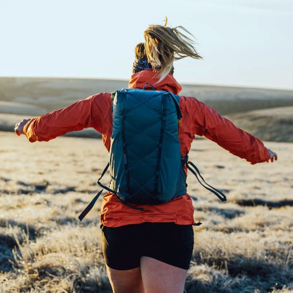 Ultralehký, nepromokavý batoh Montane Trailblazer LT 28 ideální pro jednodenní výlety, vyznavače fast and light a rychlých výstupů v horách.