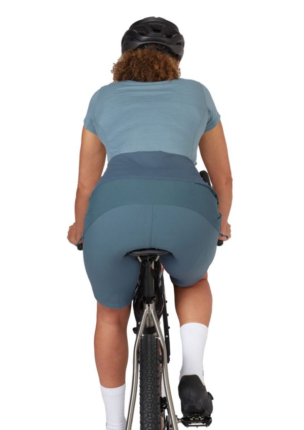 Dámské cyklistické kalhoty Rab Cinder Crank Orion Blue na postavě na kole zezadu