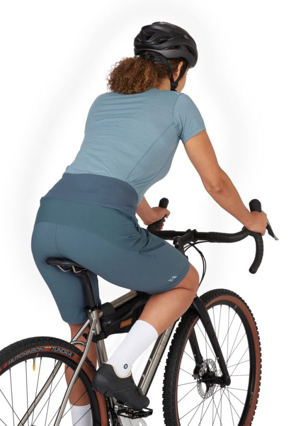 Dámské cyklistické kalhoty Rab Cinder Crank Orion Blue na postavě na kole z boku