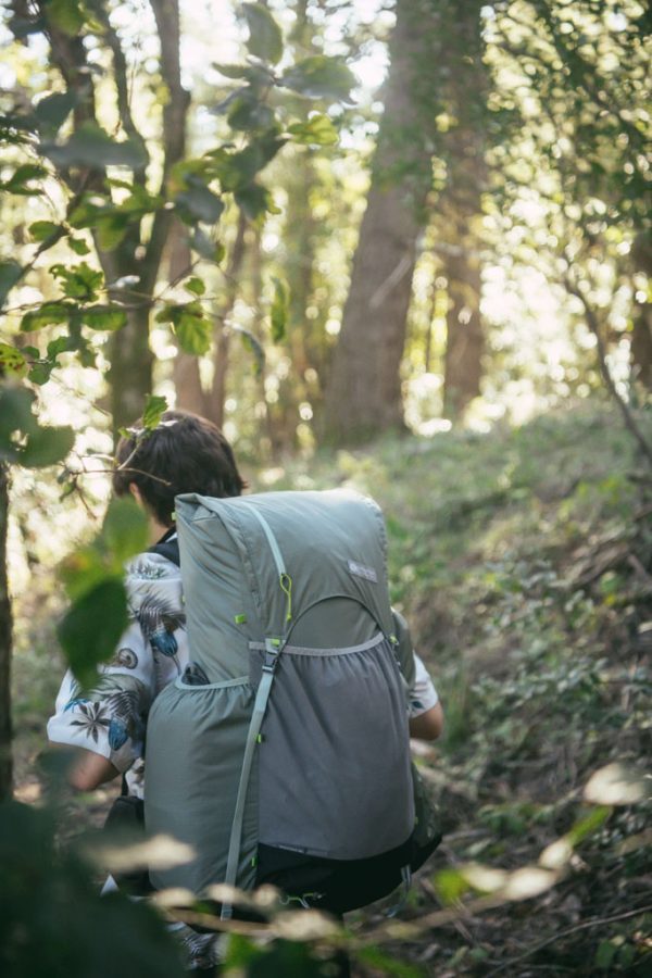 Ultralehký batoh Gossamer Gear Mariposa v lese v pohledu zezadu.